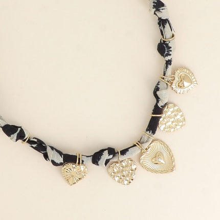 Collier - ruban, breloques coeurs