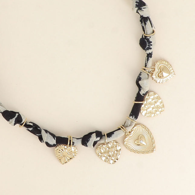 Collier - ruban, breloques coeurs