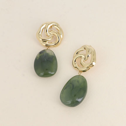 Boucles pendantes - fleur ajourée et pièce ovale en résine