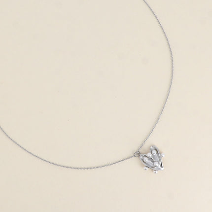 Collier - pendentif coeur et petites boules en résine blanche
