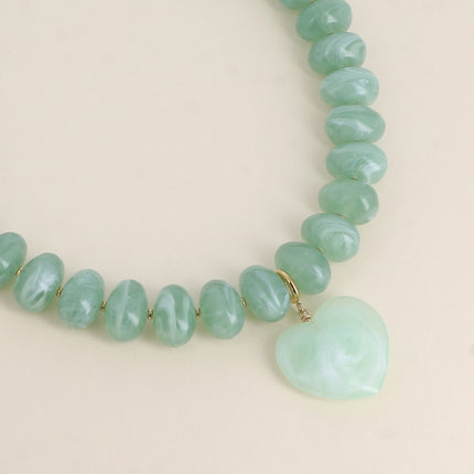 Collier sur fil Ziana - perles de résine et pendentif coeur