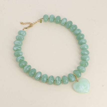 Collier sur fil Ziana - perles de résine et pendentif coeur