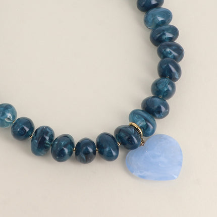 Collier sur fil Ziana - perles de résine et pendentif coeur