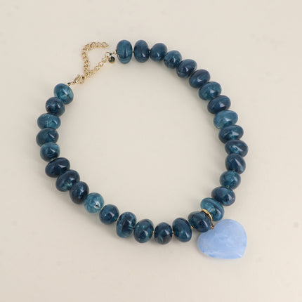 Collier sur fil Ziana - perles de résine et pendentif coeur