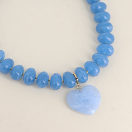 Collier sur fil Ziana - perles de résine et pendentif coeur