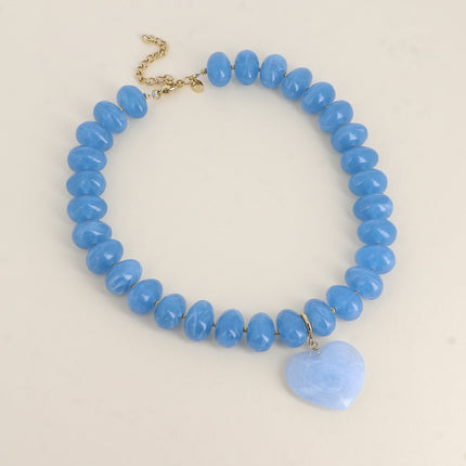 Collier sur fil Ziana - perles de résine et pendentif coeur