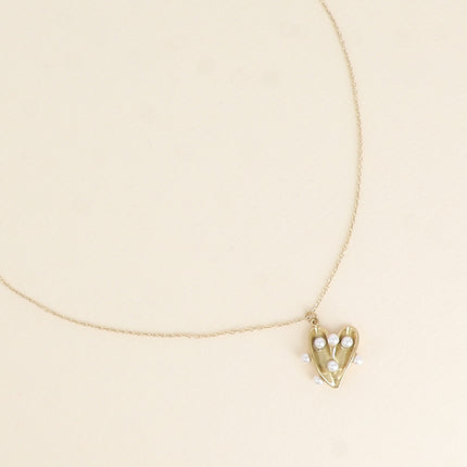 Collier - pendentif coeur et petites boules en résine blanche