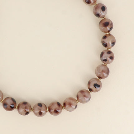 Collier sur câble - perles boules en résine léopard