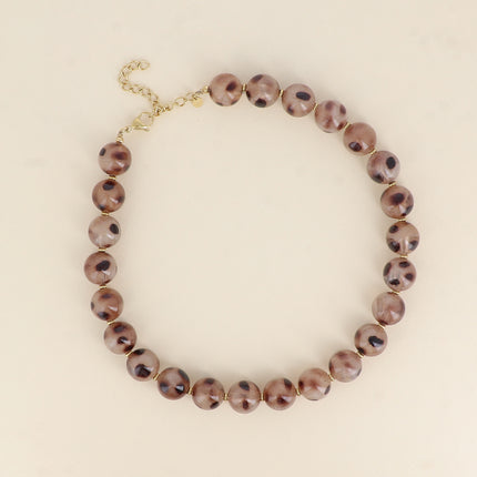 Collier sur câble - perles boules en résine léopard