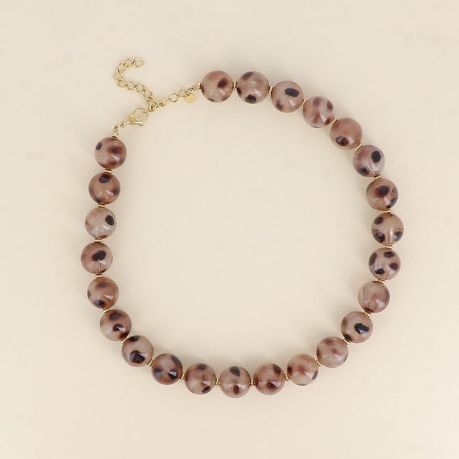 Collier sur câble - perles boules en résine léopard