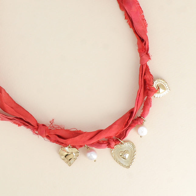 Collier - ruban, perles d'eau douce et coeurs