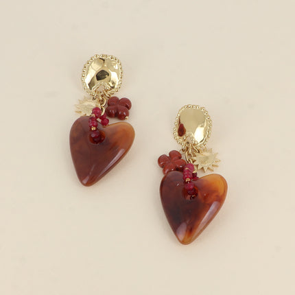 Boucles pendantes - pièce aux contours milgrains, trèfle, soleil et coeur en résine