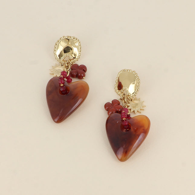 Boucles pendantes - pièce aux contours milgrains, trèfle, soleil et coeur en résine