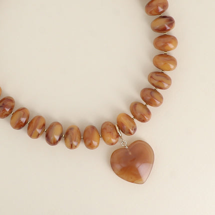 Collier sur fil Ziana - perles de résine et pendentif coeur
