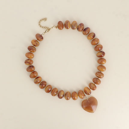 Collier sur fil Ziana - perles de résine et pendentif coeur