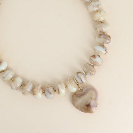 Collier sur fil Ziana - perles de résine et pendentif coeur