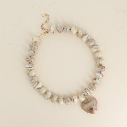 Collier sur fil Ziana - perles de résine et pendentif coeur