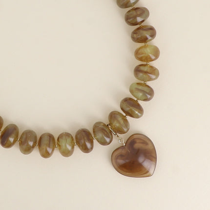 Collier sur fil Ziana - perles de résine et pendentif coeur