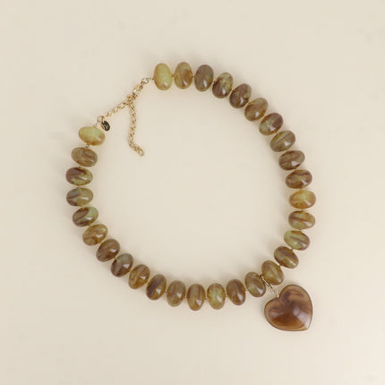 Collier sur fil Ziana - perles de résine et pendentif coeur