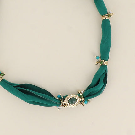 Collier - tissu, perles en résine et un pendentif ovale en pierre naturelle
