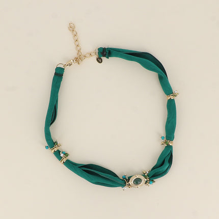Collier - tissu, perles en résine et un pendentif ovale en pierre naturelle