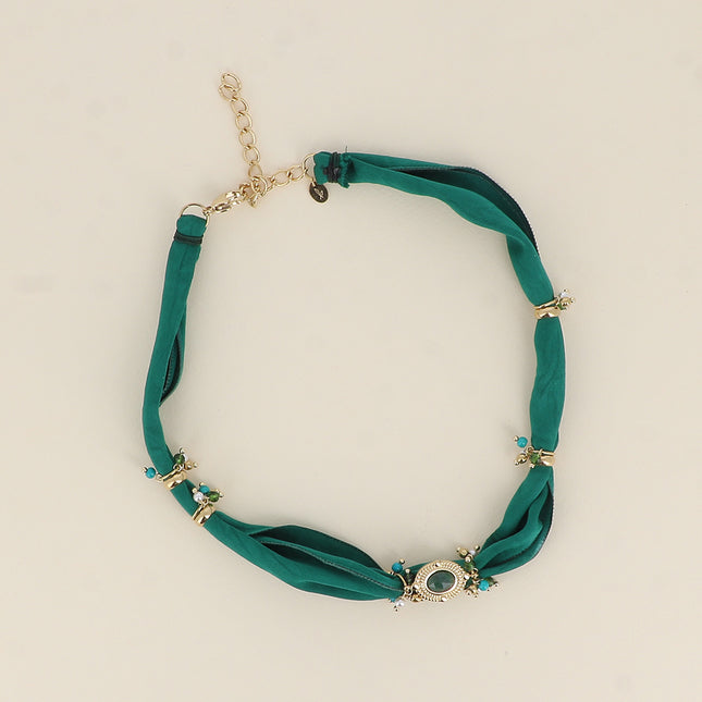 Collier - tissu, perles en résine et un pendentif ovale en pierre naturelle