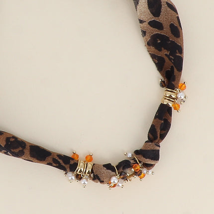 Collier - tissu, pièces en acier inoxydable, perles taillées et en résine, pendentif fleur
