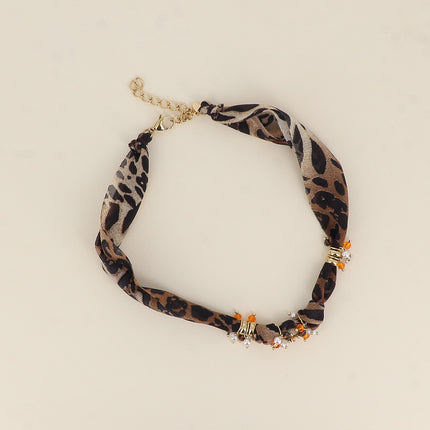 Collier - tissu, pièces en acier inoxydable, perles taillées et en résine, pendentif fleur