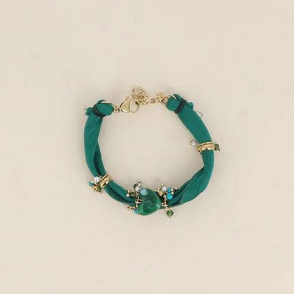 Bracelet - tissu, pièces en acier inoxydable, perles taillées et en résine, pendentif coeur en résine