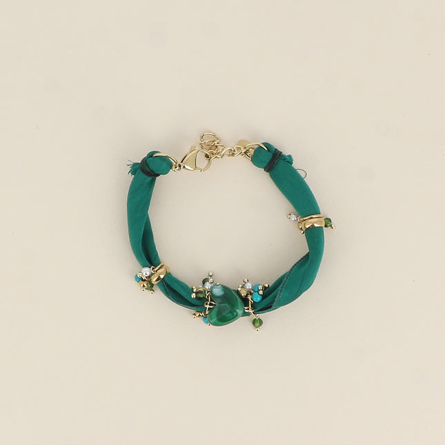 Bracelet - tissu, pièces en acier inoxydable, perles taillées et en résine, pendentif coeur en résine