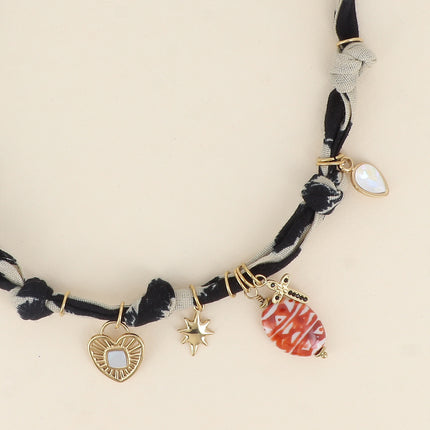 Collier - tissu et breloques (cristaux, coeur, étoile, croix, perle en céramique émaillée)