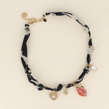 Collier - tissu et breloques (cristaux, coeur, étoile, croix, perle en céramique émaillée)