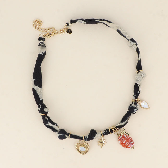 Collier - tissu et breloques (cristaux, coeur, étoile, croix, perle en céramique émaillée)