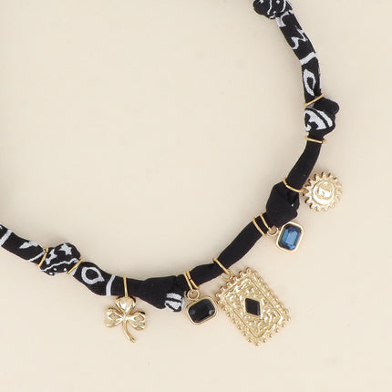 Collier - tissu, breloques (cristaux, éclipse, trèfle, rectangle texturé)