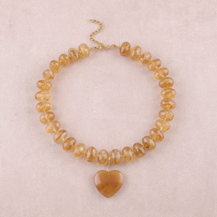 Collier sur fil Ziana - perles de résine et pendentif coeur