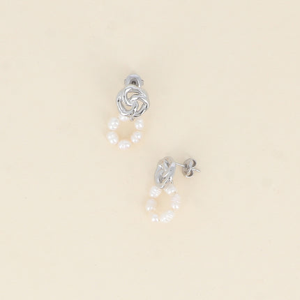 Boucles pendantes - fleur ajourée et anneau de perles d'eau douce