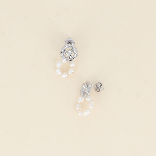 Boucles pendantes - fleur ajourée et anneau de perles d'eau douce