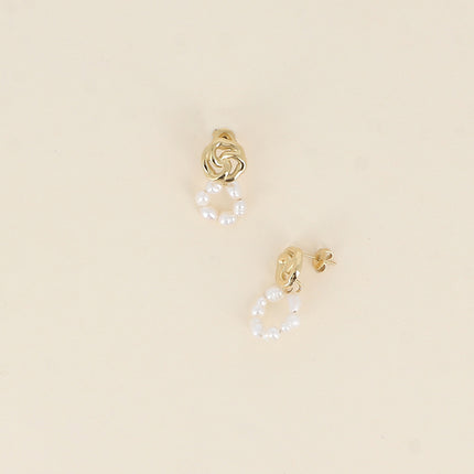 Boucles pendantes - fleur ajourée et anneau de perles d'eau douce
