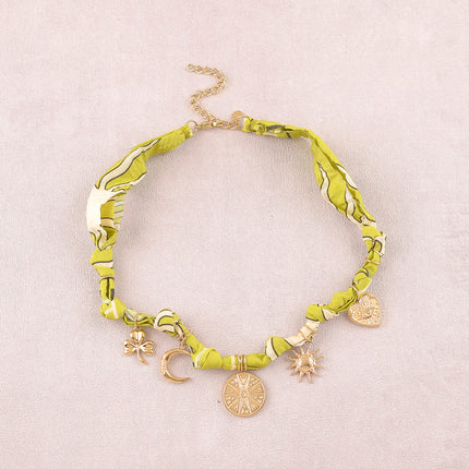 Collier - tissu, breloques (soleil, lune, étoile)