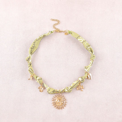 Collier - ruban, breloques (oiseau, fleur, soleil, trèfle, coeur)