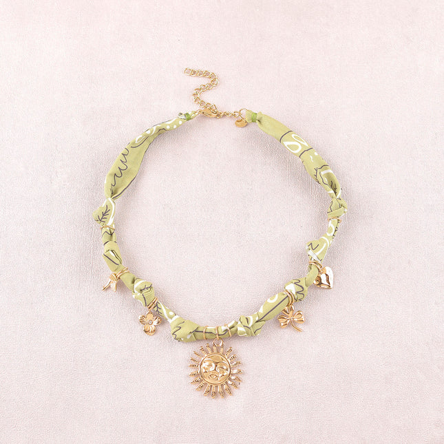 Collier - ruban, breloques (oiseau, fleur, soleil, trèfle, coeur)