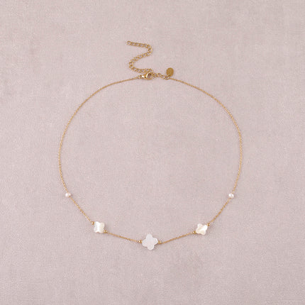 Collier - 3 trèfles nacrés et 2 perles d'eau douce