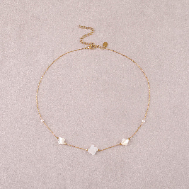 Collier - 3 trèfles nacrés et 2 perles d'eau douce