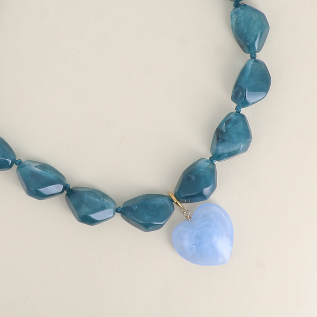 Collier - perles et coeur en résine