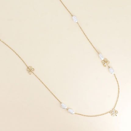 Sautoir - pendentifs trèfles et perles de résine