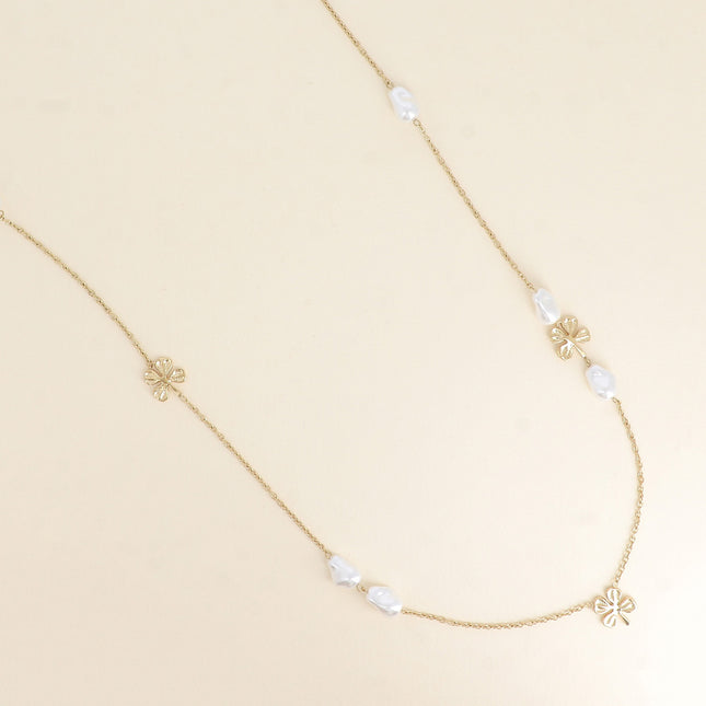 Sautoir - pendentifs trèfles et perles de résine