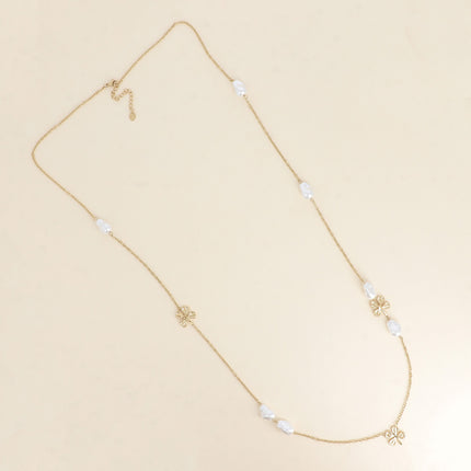 Sautoir - pendentifs trèfles et perles de résine