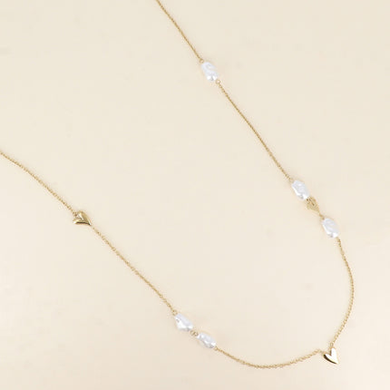 Sautoir - pendentifs coeurs et perles de résine