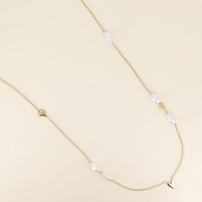 Sautoir - pendentifs coeurs et perles de résine