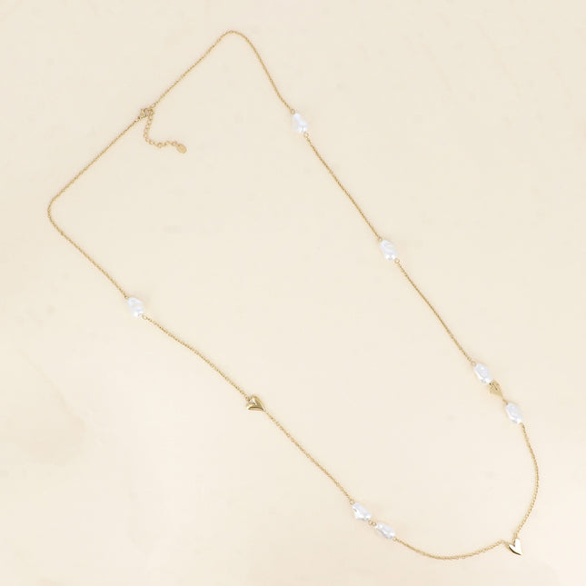 Sautoir - pendentifs coeurs et perles de résine